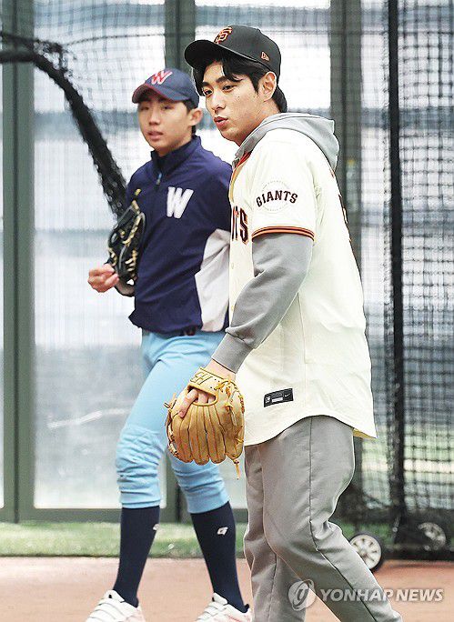 훈련하는 고등학교 선수들 지켜보는 이정후(이천=연합뉴스) 홍기원 기자 = 미국 프로야구 메이저리그(MLB) 샌프란시스코 자이언츠 이정후가 7일 경기도 이천시 LG챔피언스파크에서 열린 고등학생 선수들 대상 야구 클리닉에서 훈련하는 선수들을 지켜보고 있다. 2026.1.7 xanadu@yna.co.kr