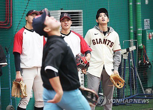 훈련하는 고등학교 선수들 지켜보는 이정후(이천=연합뉴스) 홍기원 기자 = 미국 프로야구 메이저리그(MLB) 샌프란시스코 자이언츠 이정후가 7일 경기도 이천시 LG챔피언스파크에서 열린 고등학생 선수들 대상 야구 클리닉에서 훈련하는 선수들을 지켜보고 있다. 2026.1.7 xanadu@yna.co.kr