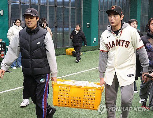 야구공 옮기는 이정후(이천=연합뉴스) 홍기원 기자 = 미국 프로야구 메이저리그(MLB) 샌프란시스코 자이언츠 이정후가 7일 경기도 이천시 LG챔피언스파크에서 열린 고등학생 선수들 대상 야구 클리닉에서 훈련용 공을 옮기고 있다. 2026.1.7 xanadu@yna.co.kr