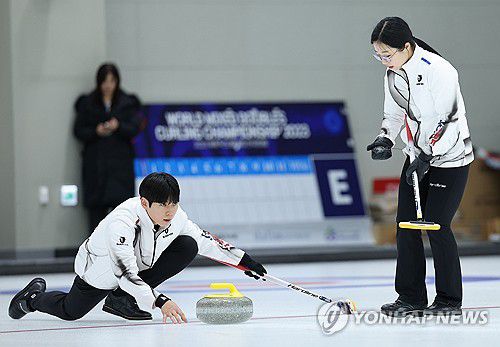 올림픽 앞두고 훈련하는 컬링 김선영-정영석(진천=연합뉴스) 류영석 기자 = 2026 밀라노·코르티나 동계올림픽 컬링 믹스더블에 출전하는 김선영, 정영석이 7일 충북 진천선수촌에서 훈련하고 있다. 2026.1.7 ondol@yna.co.kr