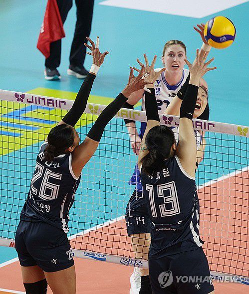 '들어가라'(김천=연합뉴스) 김현태 기자 = 7일 오후 경북 김천실내체육관에서 열린 여자 프로배구 현대건설 힐스테이트 와 한국도로공사 하이패스의 경기. 현대건설 양효진이 공격을 시도하고 있다. 2026.1.7 mtkht@yna.co.kr