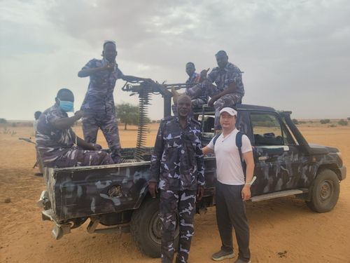 무장 경찰과 필자(오른쪽)[김영완 제공. 재판매 및 DB 금지]