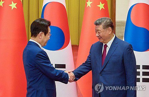 악수하는 한-중 정상(베이징=연합뉴스) 한상균 기자 = 중국을 국빈방문한 이재명 대통령이 5일 베이징 인민대회당에서 환영나온 시진핑 국가주석과 악수하고 있다. 2026.1.5 [공동취재 제공. 재판매 및 DB 금지] xyz@yna.co.kr