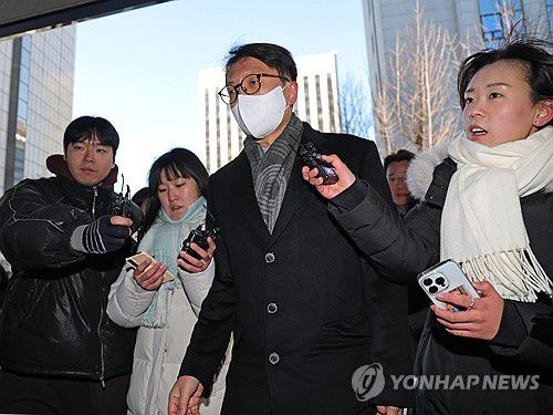 경찰 조사 출석한 박대준 전 쿠팡 대표(서울=연합뉴스) 지난 9월 국정감사를 앞두고 더불어민주당 전 김병기 전 원내대표를 만나 식사를 한 박대준 전 쿠팡대표가 8일 경찰 조사를 받기 위해 서울경찰청 마포청사에 참고인 신분으로 출석하고 있다.     김 전 원내대표는 박 전 대표를 만나 쿠팡에 취업한 자신의 전 보좌관의 인사에 영향을 미치려 했다는 의혹을 받고 있다. 2026.1.8 ondol@yna.co.kr