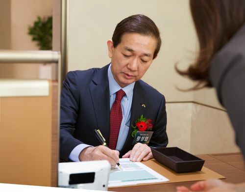 황성엽 금융투자협회장(서울=연합뉴스) 황성엽 금융투자협회장이 8일 THE 센터필드 W에서 열린 '하나 THE 발행어음' 상품 출시 기념행사 현장에서 상품가입 세레모니에 참여하고 있다. 2026.01.09. [하나증권 제공. 재판매 및 DB 금지] photo@yna.co.kr