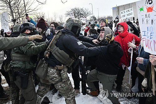8일 미네소타 미니애폴리스 연방청사 앞에서 연방 요원들에게 끌려가는 시위대[AFP=연합뉴스. 재판매 및 DB 금지]