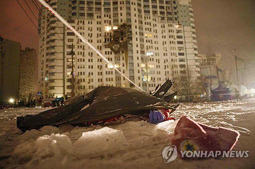 공습으로 파손된 키이우 아파트[AP 연합뉴스 재판매 및 DB 금지]