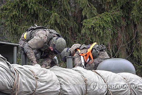 오레시니크 미사일 시스템 장비 작업을 하는 러시아 군인[타스 연합뉴스 자료사진. 재판매 및 DB 금지]