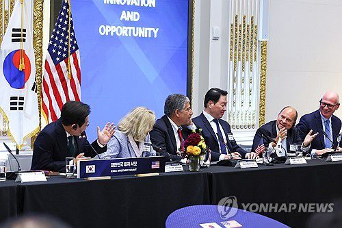 이재명 대통령, 뉴욕에서 한국경제설명회(뉴욕=연합뉴스) 한상균 기자 = 이재명 대통령이 25일(현지시간) 미국 뉴욕 증권거래소에서 열린 한국경제설명회 투자서밋에서 헨리 페르난데스 모건스탠리캐피털 인터내셔널(MSCI) 회장과 대화하고 있다. 2025.9.26 xyz@yna.co.kr