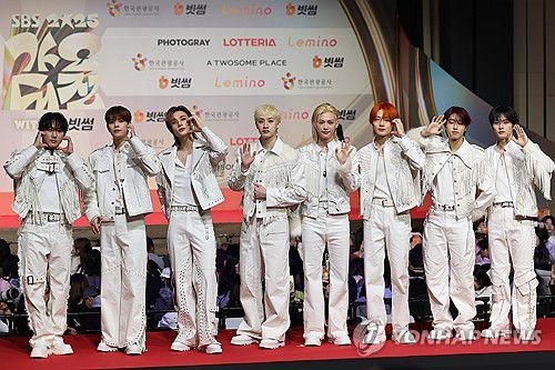 포즈 취하는 스트레이키즈(인천=연합뉴스) 류효림 기자 = 그룹 스트레이키즈가 25일 인천 영종도 인스파이어 엔터테인먼트 리조트에서 열린 2025 SBS 가요대전 레드카펫 행사에서 포즈를 취하고 있다. 2025.12.25 ryousanta@yna.co.kr