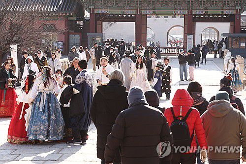 작년 고궁·종묘·조선왕릉 방문객 1천780만명…"역대 최다"(서울=연합뉴스) 진연수 기자 = 한국 전통문화에 대한 관심에 힘입어 지난해 4대 궁과 종묘, 조선왕릉을 찾은 관람객이 역대 최다를 기록했다.      국가유산청 궁능유적본부는 2025년 한 해 경복궁·창덕궁·창경궁·덕수궁과 종묘, 조선왕릉을 찾은 방문객이 1천781만4천848명으로 집계됐다고 5일 밝혔다. 고궁과 종묘, 조선왕릉 관람객이 1천700만명을 넘어선 건 이번이 처음이다.      사진은 이날 서울 종로구 경복궁을 방문한 외국인 관광객 및 시민들 모습. 2026.1.5 jin90@yna.co.kr