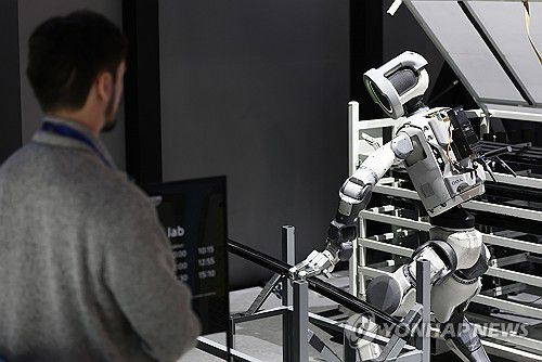 일하는 로봇 아틀라스(라스베이거스=연합뉴스) 김성민 기자 = CES 개막 이틀째인 7일(현지시간) 미국 네바다주 라스베이거스 컨벤션센터(LVCC) 현대자동차 부스에서 로봇 아틀라스가 부품 이동을 시연하고 있다. 2026.1.8 ksm7976@yna.co.kr