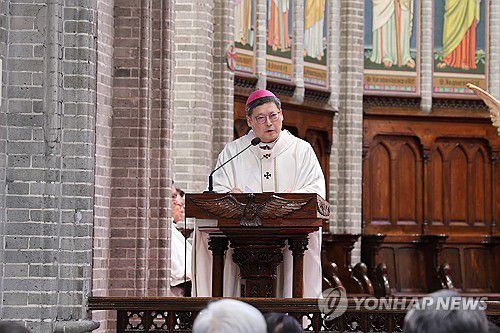 정순택 대주교, 고 안성기 배우 장례미사 집전(서울=연합뉴스) 9일 정순택 천주교 서울대교구장 대주교가 서울 중구 주교좌 명동대성당에서 고 안성기 배우의 장례미사를 집전하고 있다. 2026.1.9 [천주교 서울대교구 제공. 재판매 및 DB 금지] photo@yna.co.kr