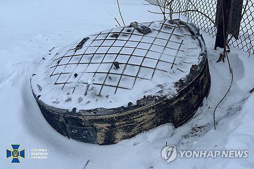 오레시니크 미사일 잔해(우크라이나 보안국 제공 AFP=연합뉴스) 2026년 1월 9일 우크라이나 보안국이 배포한 러시아 오레시니크 미사일의 잔해 사진. [우크라이나 보안국 제공 사진. DB 및 재판매 금지. 보도 목적으로만 사용 가능. 마케팅·광고 목적 사용 금지. 크레딧 원문 표시 유지 필수. 로고 유지 필수]  (Photo by Handout / UKRAINIAN SECURITY SERVICE / AFP)  2026.1.10.