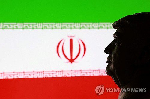 이란 국기 배경으로 보이는 트럼프 미니어처 그림자[로이터 연합뉴스. 재판매 및 DB 금지]