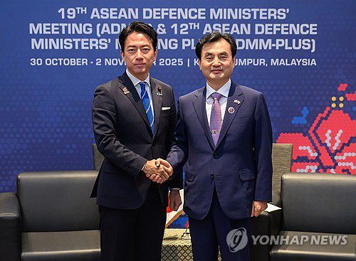 한일 국방장관 회담(서울=연합뉴스) 안규백 국방부 장관이 1일 말레이시아 쿠알라룸푸르에서 열린 한일 국방장관회담에서 고이즈미 신지로 일본 방위상과 기념촬영을 하고 있다. 2025.11.1 [국방부 제공. 재판매 및 DB금지] photo@yna.co.kr