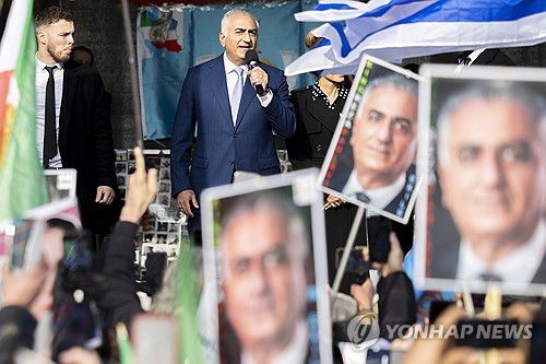 제네바의 유엔 유럽본부 앞에서 연설하는 레자 팔레비[EPA 연합뉴스 자료사진. 재배포 및 DB 금지]