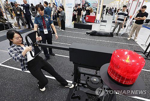 순환식 체력검정 체험하는 관람객(수원=연합뉴스) 홍기원 기자 = 10일 경기도 수원시 영통구 수원컨벤션센터에서 열린 '2025 공직박람회'에서 관람객이 경찰 순환식 체력검사를 체험하고 있다. 2025.9.10 xanadu@yna.co.kr