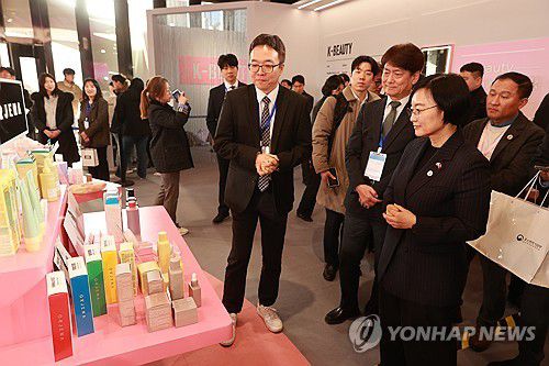 상하이 K-뷰티 글로우 위크, 행사장 둘러보는 한성숙 장관(서울=연합뉴스) 한성숙 중소벤처기업부 장관이 7일 중국 상하이에서 열린 '상하이 K-뷰티 글로우 위크'에서 행사장을 둘러보고 있다. 2026.1.7 [중소벤처기업부 제공. 재판매 및 DB 금지] photo@yna.co.kr