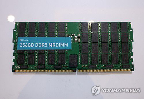 SK하이닉스 고성능 메모리(라스베이거스=연합뉴스) 김성민 기자 = CES 개막 3일차인 8일(현지시간) 미국 네바다주 라스베이거스 베네시안 컨벤션센터 SK 하이닉스 부스에 256GB DDR5램이 전시돼 있다. 2026.1.9 ksm7976@yna.co.kr