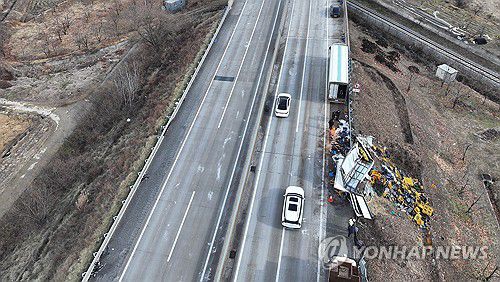 다수 사상자 나온 서산영덕고속도로 다중추돌사고 현장(상주=연합뉴스) 윤관식 기자 = 10일 경북 상주시 서산영덕고속도로에서 발생한 다중 추돌사고로 다수 사상자가 발생한 가운데, 사고로 부서진 화물차를 관계자들이 수습하고 있다. 2026.1.10 psik@yna.co.kr