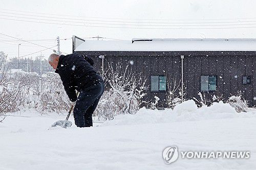 대설경보 내린 무안(무안=연합뉴스) 김혜인 기자 = 대설경보가 발효된 11일 전남 무안군 일로읍 한 주택 앞에서 주민이 제설작업을 하고 있다. 2026.1.11 in@yna.co.kr