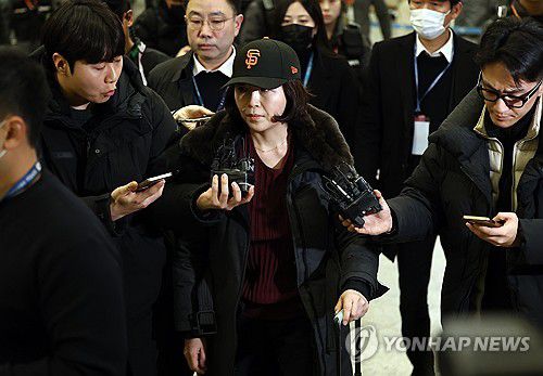 입국하는 김경 서울시의원(영종도=연합뉴스) 윤동진 기자 = 2022년 지방선거 국면에서 더불어민주당 소속이던 강선우 의원에게 '공천헌금' 1억원을 전달한 의혹을 받는 김경 서울시의원이 11일 인천국제공항 1터미널을 통해 입국하고 있다. 2026.1.11 mon@yna.co.kr