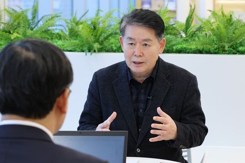 김경협 재외동포청장(인천=연합뉴스) 김경협 재외동포청장이 지난 9일 연합뉴스와의 신년 인터뷰에서 "정부가 차린 밥상에 동포들이 참석만 하던 방식에서 벗어나야 한다"고 말했다. [재외동포청 제공. 재판매 및 DB 금지]