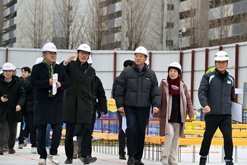 오세훈 시장, 광운대역 물류부지 개발 공사현장 점검오세훈 서울시장이 12일 오후 광운대역 물류부지 개발 공사 현장을 둘러보고 있다. [서울시 제공. 재판매 및 DB 금지]