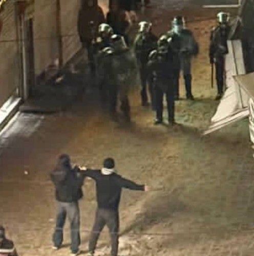 이란 경찰과 대치하는 시위대[텔레그램 @VahidOnline 캡처. 재판매 및 DB 금지]