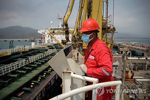 베네수엘라 국영 석유회사 PDVSA의 부두에 정박한 유조선[AFP 연합뉴스 자료사진. 재판매 및 DB 금지]