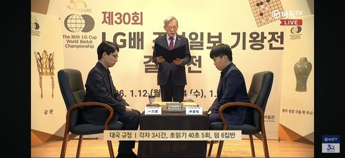 유홍준 국립중앙박물관장이 대국 개시 선언을 했다.[바둑TV 유튜브 캡처. 재판매 및 DB 금지]