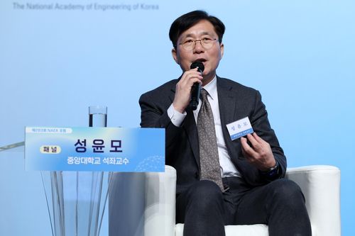 토론하는 성윤모 중앙대 석좌교수[공학한림원 제공. 재판매 및 DB 금지]