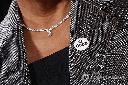 미국 코미디언 완다 사이크스가 단 '비 굿' 배지[AFP=연합뉴스. 재판매 및 DB 금지]