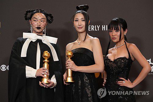 11일 골든글로브 주제가상 받은 이재(가운데)와 오드리 누나(왼쪽), 레이 아미[AP=연합뉴스. 재판매 및 DB 금지]
