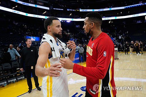 경기 후 골든스테이트의 스테픈 커리(왼쪽)와 인사하는 애틀랜타의 C.J. 매컬럼[AP=연합뉴스]