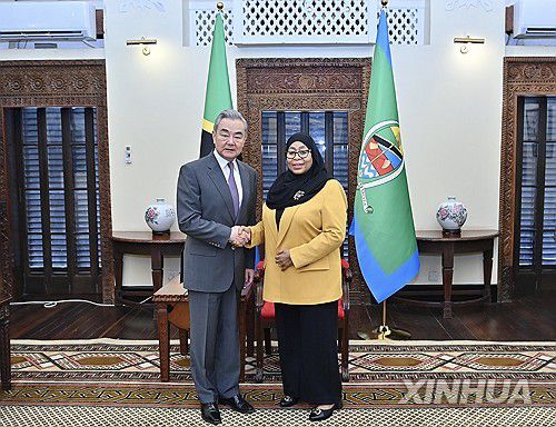 왕이 중국 외교부장(왼쪽)과 사미아 술루후 하산 탄자니아 대통령[신화 연합뉴스 자료사진. 재판매 및 DB금지]