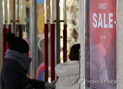 백화점 업계, 병오년 새해 맞아 '첫 정기 세일'(서울=연합뉴스) 이재희 기자 = 백화점 업계가 병오년 새해를 맞아 나란히 첫 정기 세일에 돌입한 2일 서울 중구 롯데백화점 본점에 세일 안내문이 붙어 있다. 2026.1.2 scape@yna.co.kr