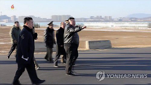 김정은, 준공 앞둔 신의주온실농장 방문(서울=연합뉴스) 김정은 북한 국무위원장이 지난 2일 신의주온실종합농장 건설장을 찾아 새해를 맞이한 청년전위, 군인건설자들을 축하 격려하고 준공을 앞둔 신의주온실종합농장 지구를 돌아봤다고 조선중앙TV가 3일 보도했다. [조선중앙TV 화면] 2026.1.3      [국내에서만 사용가능. 재배포 금지. For Use Only in the Republic of Korea. No Redistribution] nkphoto@yna.co.kr