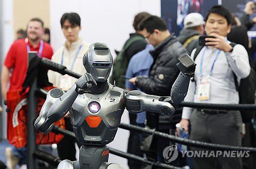'받아라 나의 주먹'(라스베이거스=연합뉴스) 김성민 기자 = CES 개막 이틀째인 7일(현지시간) 미국 네바다주 라스베이거스 컨벤션센터(LVCC)의 중국 로봇 기업 엔진AI부스에서 로봇이 격투 시연을 하고 있다. 2026.1.8 ksm7976@yna.co.kr