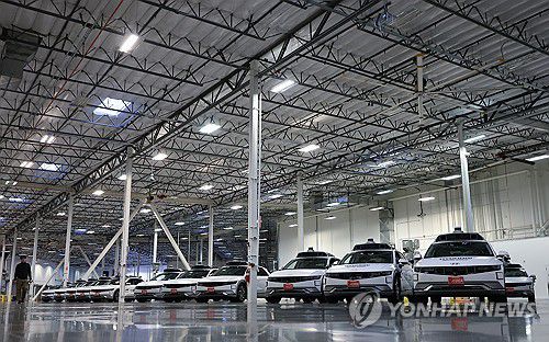 현대차그룹과 모셔널이 개발한 아이오닉 5 로보택시(라스베이거스=연합뉴스) 김성민 기자 = 8일(현지시간) 미국 네바다주 라스베이거스 모셔널 테크니컬센터에서 아이오닉5를 기반으로 한 로보택시가 주차돼 있다.      현대차그룹이 모셔널과 함께 개발한 아이오닉5 기반 로보택시는 상업용 완전 무인 자율주행차량으로 올해부터 라스베이거스에서 승객 서비스에 투입된다. 2026.1.12 ksm7976@yna.co.kr