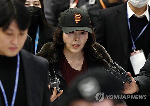 질문 답하는 김경 서울시의원(영종도=연합뉴스) 윤동진 기자 = 2022년 지방선거 국면에서 더불어민주당 소속이던 강선우 의원에게 '공천헌금' 1억원을 전달한 의혹을 받는 김경 서울시의원이 11일 인천국제공항 1터미널을 통해 입국하며 취재진 질문에 답하고 있다. 2026.1.11 mon@yna.co.kr