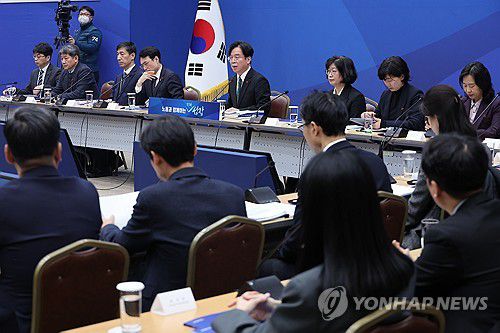 고용노동부 산하기관 업무보고(세종=연합뉴스) 김주성 기자 = 김영훈 고용노동부 장관이 12일 세종컨벤션센터에서 열린 산하기관 업무보고에서 발언하고 있다. 2026.1.12 utzza@yna.co.kr