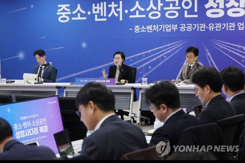 중소벤처기업부 산하기관 업무보고(세종=연합뉴스) 김주성 기자 = 한성숙 중소벤처기업부 장관이 12일 세종컨벤션센터에서 열린 산하기관 업무보고에서 발언하고 있다. 2026.1.12 utzza@yna.co.kr