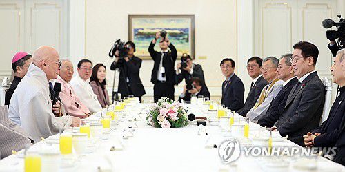 이재명 대통령, 종교지도자들과 오찬(서울=연합뉴스) 김도훈 기자 = 이재명 대통령이 12일 청와대에서 열린 종교지도자 초청 오찬간담회에서 한국종교지도자협의회 공동의장인 대한불교조계종 총무원장 진우스님의 인사말을 듣고 있다. 2026.1.12 superdoo82@yna.co.kr