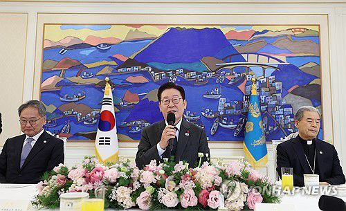 이재명 대통령, 종교지도자들과 오찬(서울=연합뉴스) 김도훈 기자 = 이재명 대통령이 12일 청와대에서 열린 종교지도자 초청 오찬간담회에서 발언하고 있다. 왼쪽부터 김정석 한국교회총연합회장, 이재명 대통령, 이용훈 한국천주교주교회의 의장. 2026.1.12 superdoo82@yna.co.kr