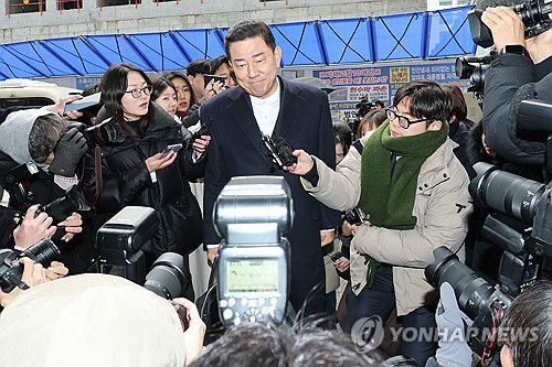 윤리위 출석하는 김병기 의원(서울=연합뉴스) 이동해 기자 = 공천헌금 수수 등 각종 비위 의혹을 받는 더불어민주당 김병기 의원이 12일 서울 여의도 중앙당사에서 열린 윤리위원회에 출석하고 있다. 2026.1.12 eastsea@yna.co.kr