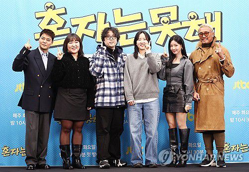 게스트 맞춤형 팀플 버라이어티 '혼자는 못 해'(서울=연합뉴스) 진연수 기자 = 12일 오후 서울 마포구 스탠포드 호텔에서 열린 JTBC 새 예능프로그램 '혼자는 못 해' 제작발표회에서 참석자들이 포즈를 취하고 있다. 왼쪽부터 전현무, 이수지, 홍상훈 CP,권예솔 PD, 이세희, 추성훈. 2026.1.12 jin90@yna.co.kr