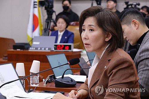 질의하는 나경원 의원(서울=연합뉴스) 황광모 기자 = 12일 서울 여의도 국회에서 열린 법제사법위원회 전체회의에서 국민의힘 나경원 의원이 질의하고 있다. 2026.1.12 hkmpooh@yna.co.kr