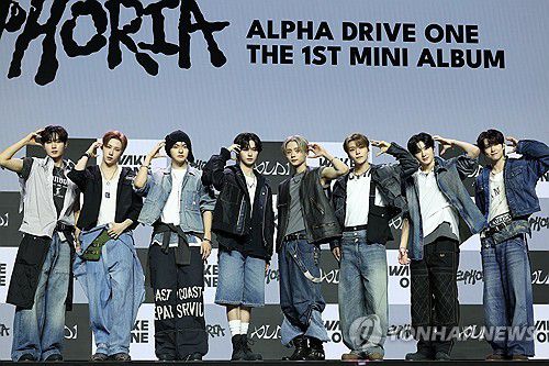 알파드라이브원, 데뷔 쇼케이스(서울=연합뉴스) 류효림 기자 = 신인 그룹 알파드라이브원이 12일 서울 용산구 블루스퀘어에서 열린 첫 미니앨범 'EUPHORIA' 발매 기념 쇼케이스에서 포즈를 취하고 있다. 2026.1.12 ryousanta@yna.co.kr